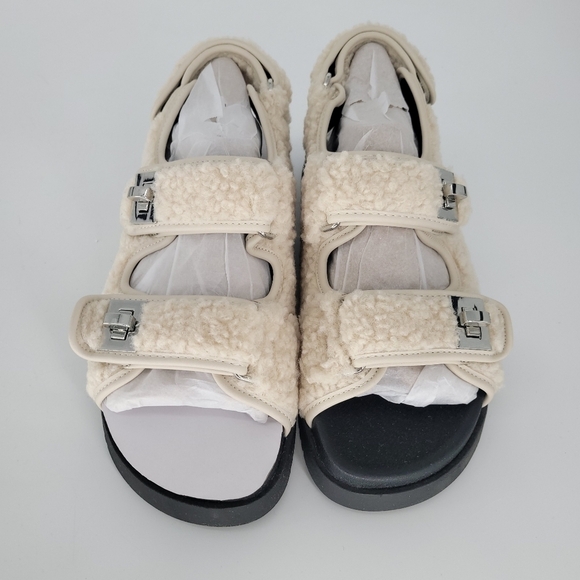 STEVE Madden Margie flat sandals with buckles in cream faux sherpa quilt size 8 - Picture 2 of 8